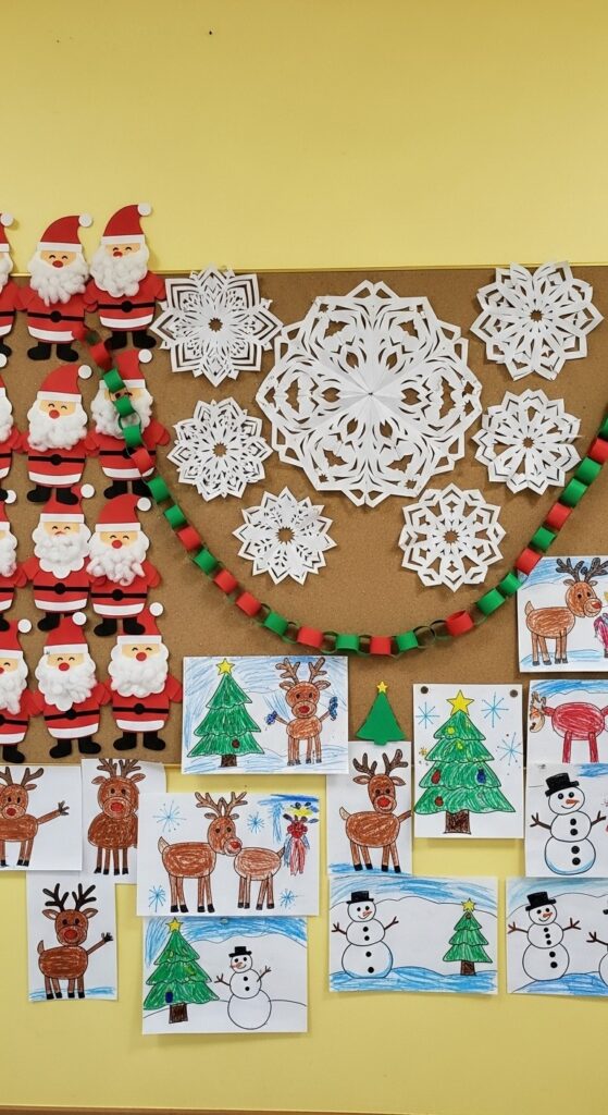 Christmas Wall Decorations Ideas Simple 15